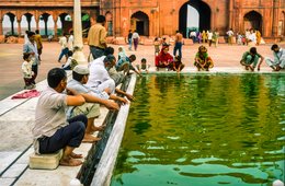 Ablutions;-Architecture-mogole;-Bassin-dablutions;-Cour;-Delhi;-Eau;-Enfants;-Fidèles;-Inde;-Islam;-Jama-Masjid;-Kaleidos;-Kaleidos-images;-La-parole-à-limage;-Marbre;-Mosquée;-Patrimoine;-Shahjahanabad;-Stories-Pictures;-Tarek-Charara;-Vieux-Delhi